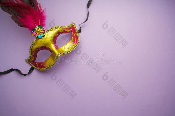 紫色背景上五颜六色的狂欢节或嘉年华面具。 威尼斯面具。 上面的风景。