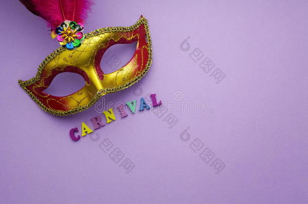 紫色背景上五颜六色的狂欢节或嘉年华面具。 威尼斯面具。 上面的风景。
