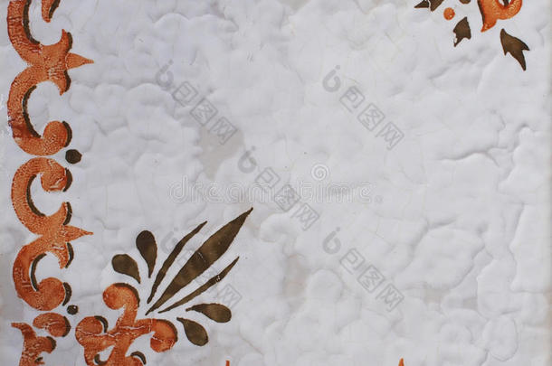 传统瓷砖的细节从旧房子的正面。 装饰瓷砖。巴伦西亚传统瓷砖。 花卉装饰。 马约利卡，