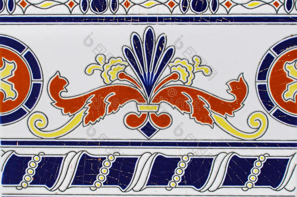 传统瓷砖的细节从旧房子的正面。 装饰瓷砖。巴伦西亚传统瓷砖。 花卉装饰。 马约利卡，