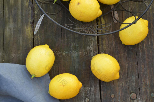 新鲜的全柠檬<strong>从头</strong>顶上看