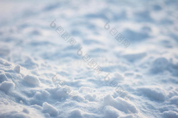 平坦的表面冰壳。 雪场上光影的纹理。