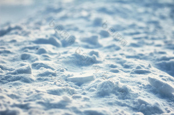 <strong>破裂</strong>的冰壳的颠簸表面。 对比度<strong>纹理</strong>光和阴影在雪地上。