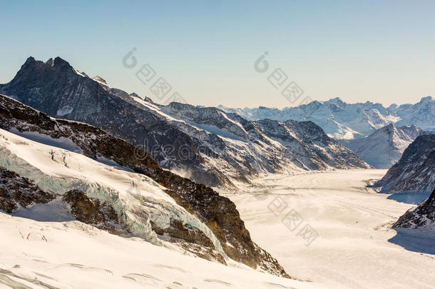 阿莱奇阿莱茨格莱斯特阿尔卑斯山背景美丽的