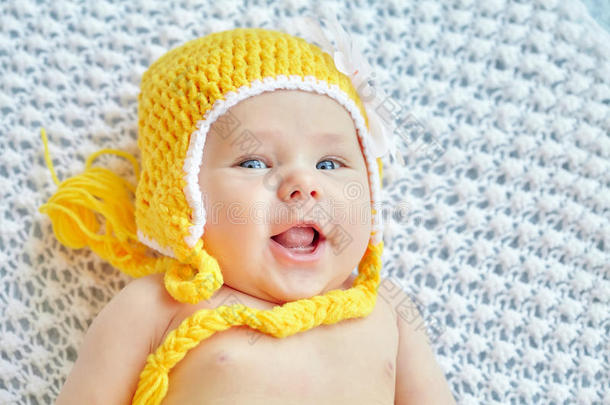 有趣的婴儿戴着<strong>黄色</strong>的<strong>帽子</strong>