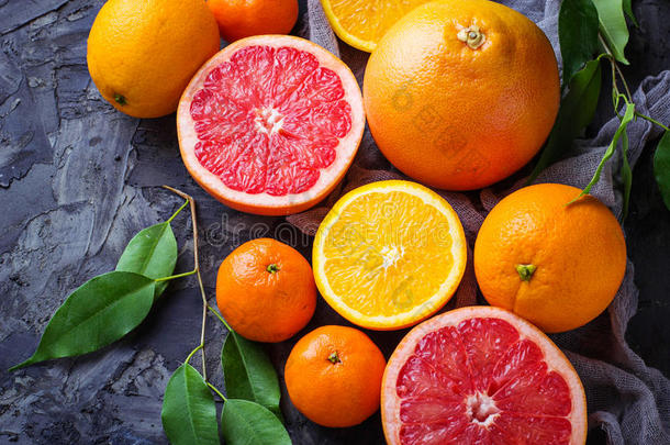 解剖新鲜水果。 橘子，柚子和橘子