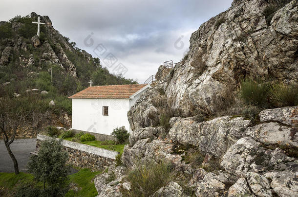 葡萄牙科英布拉区PampilhosaDaserra市BarragemdeSantaLuzia大坝的大岩石和隐士