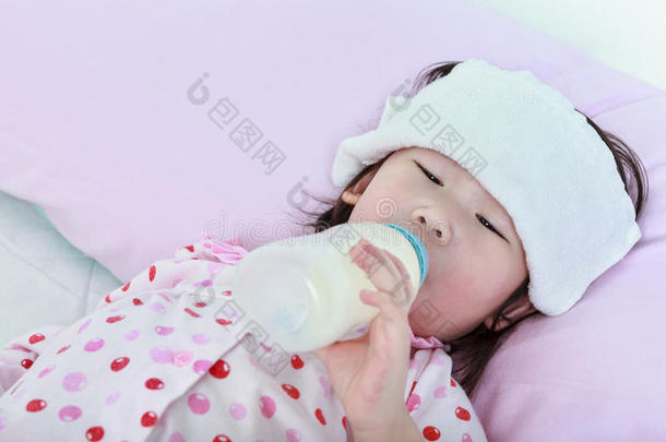 特写可爱的亚洲女孩感冒和流感吸吮奶瓶。 d
