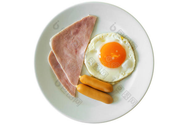 早餐套餐有一个煎鸡蛋，香肠和火腿在盘子里
