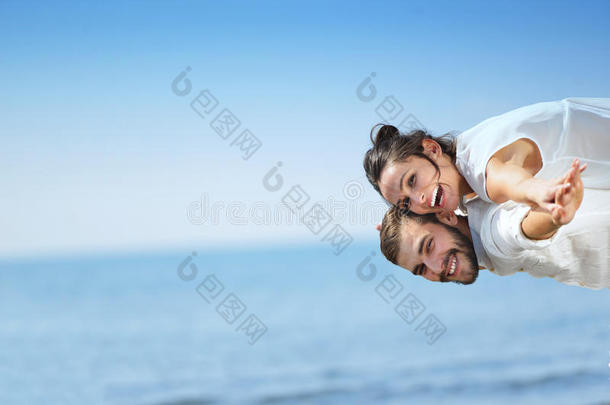 海滩夫妇在旅行<strong>蜜月</strong>假期中笑着恋爱<strong>浪漫</strong>