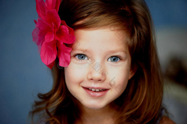 美丽的小女孩，红色的发夹形状像一朵花在头发上