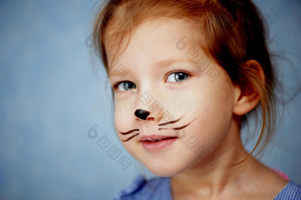 婴儿3年，脸上画着一只猫，<strong>喵喵</strong>地笑着看着相机