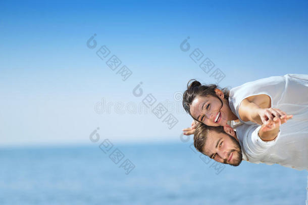 海滩夫妇在旅行蜜月假期中笑着恋爱浪漫