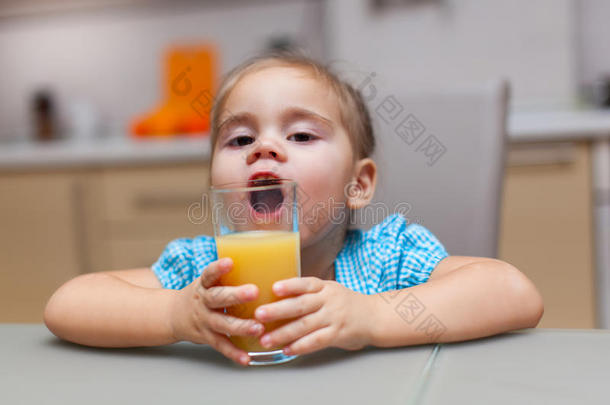 厨房里有一杯新鲜橙汁的女孩