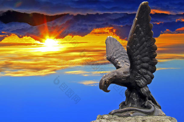 日落之鹰雕像