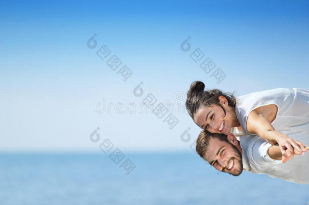 海滩夫妇在旅行蜜月假期中笑着恋爱浪漫