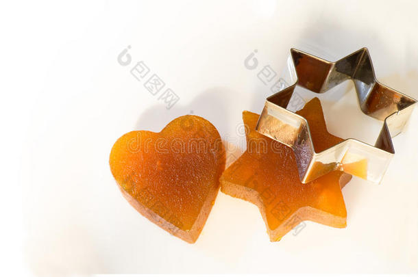 蜜饯果冻杏，以心脏的形式和大卫的明星与铁的形式
