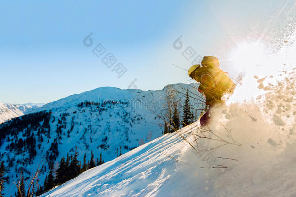 更自由的女孩滑雪板从山上在灯光下滑行