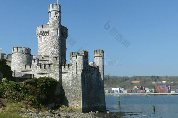 黑岩城堡是由英国伊丽莎白1于1857年建造的。这座城堡是设防在李河上作为Protetti