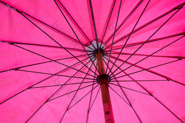 关闭粉红色伞抽象纹理背景