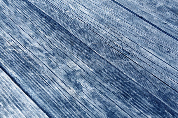 蓝色木制表面有划痕和模糊效果