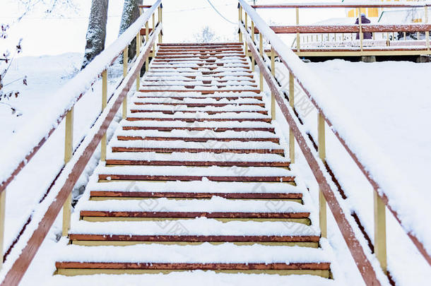 冬天的木楼梯<strong>到底</strong>