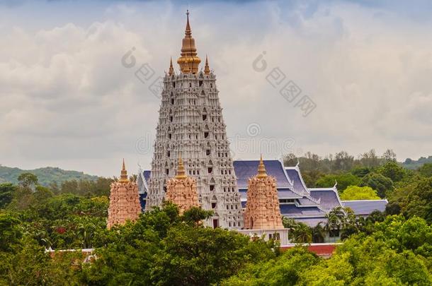 泰国春布里省芭堤雅市瓦纳桑瓦拉姆佛教寺庙美丽的白色佛教佛塔