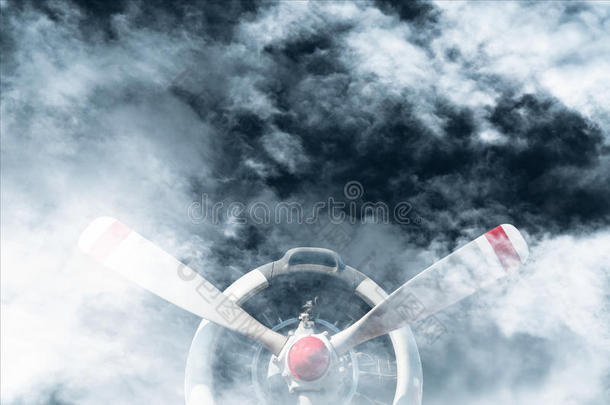 一种老式的飞机螺旋桨，在云阴天气中带有径向发动机