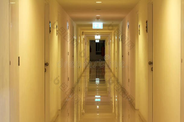 干净光滑的公寓走廊