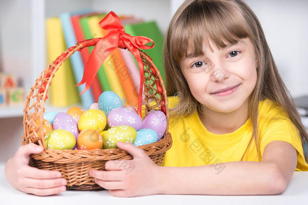 复活节假期-孩子着色鸡蛋