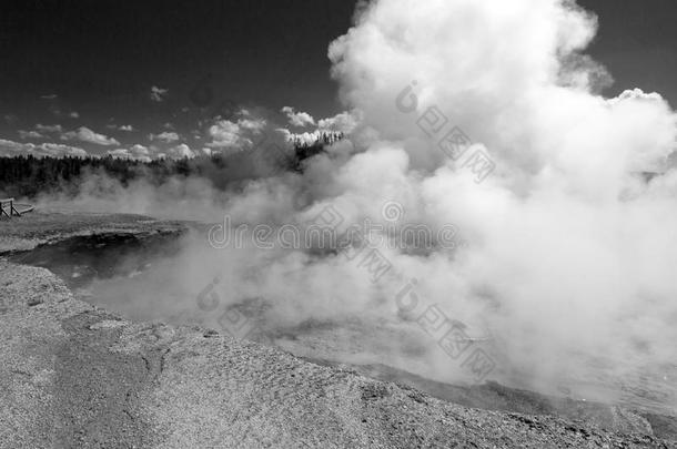 怀俄明州黄石国家公园火孔河旁边的中途间歇泉盆地的EXCELSIOR间歇泉-黑白