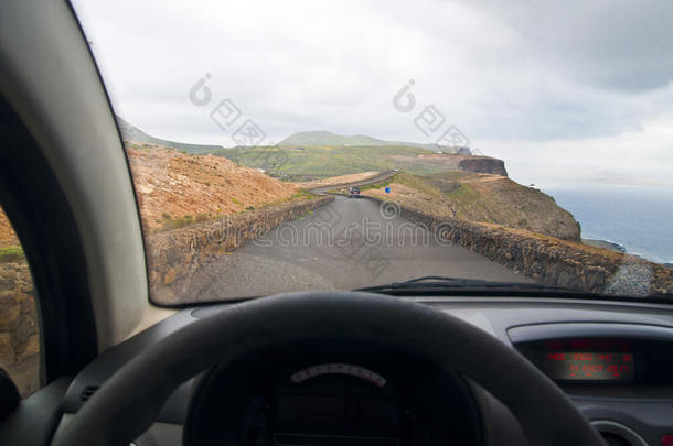 驾驶在风景优美的沿海道路上-观点