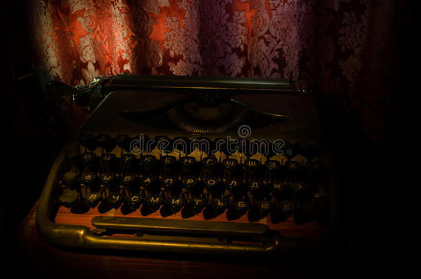 古董打字机。 老式打字机特写照片。
