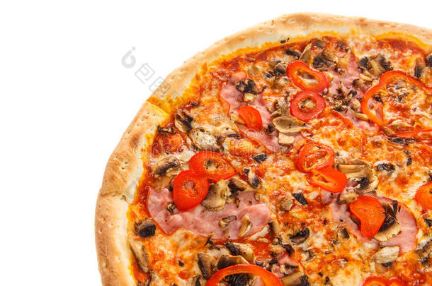 美味的经典意大利比萨饼碎片，火腿，蔬菜，蘑菇和奶酪