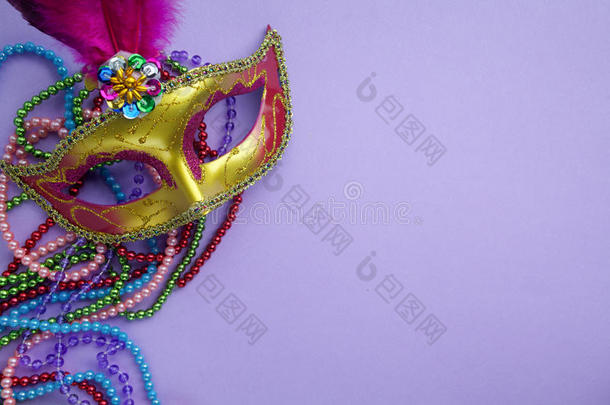 节日，五颜六色的狂欢节或嘉年华面具在紫色的背景。