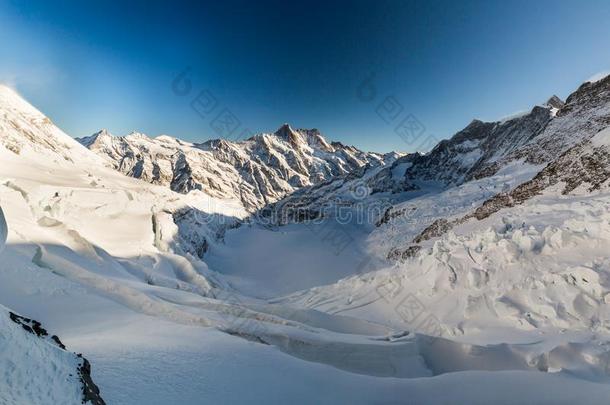 天线阿尔卑斯山背景美丽的伯尔尼