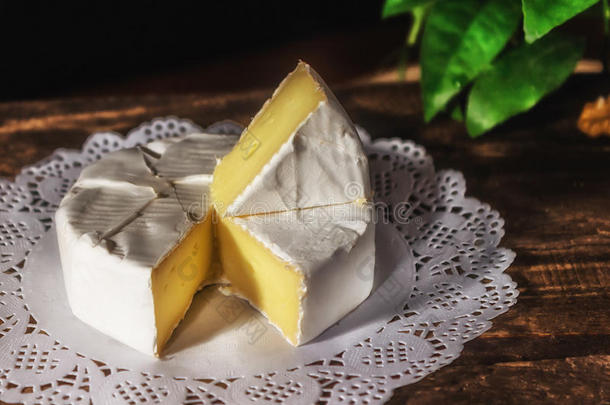 带有<strong>高贵</strong>白色模具的卡蒙伯特。 精致的奶酪。