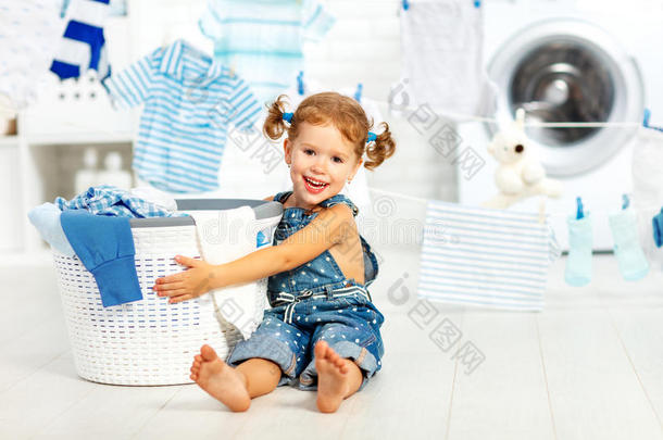 <strong>童趣</strong>快乐的小女孩在洗衣房洗衣服