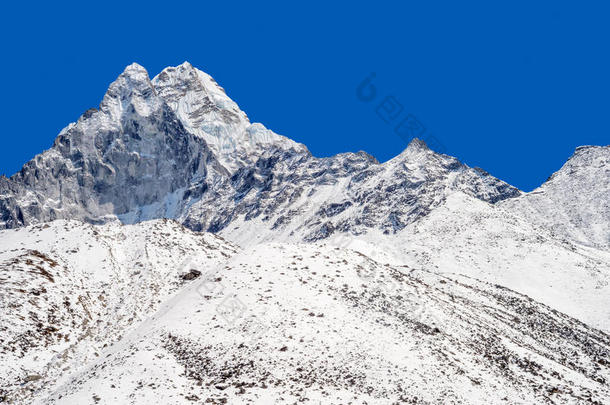 蓝色达布拉姆危险的珠穆朗玛峰徒步旅行