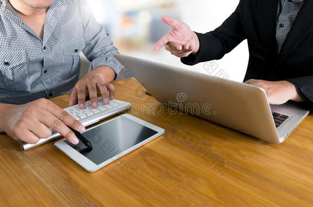 商人在办公室桌子上工作，有数字平板电脑和M