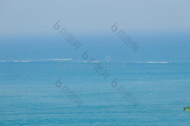 美丽的蓝色海景和旅游水上活动，如划船比赛，游艇巡航和喷气滑雪在科希尔海滩。 这个圆周率