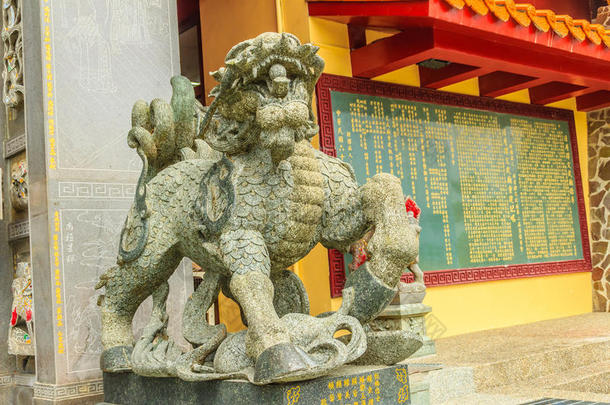 详细的中国设计与神雕像在黄金，包括墙壁