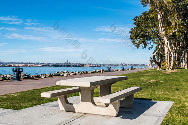 埃姆卡德罗码头公园北野餐桌和海滨人行道