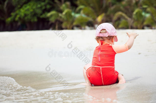 暑假期间，孩子们在海滩上玩拷贝空间