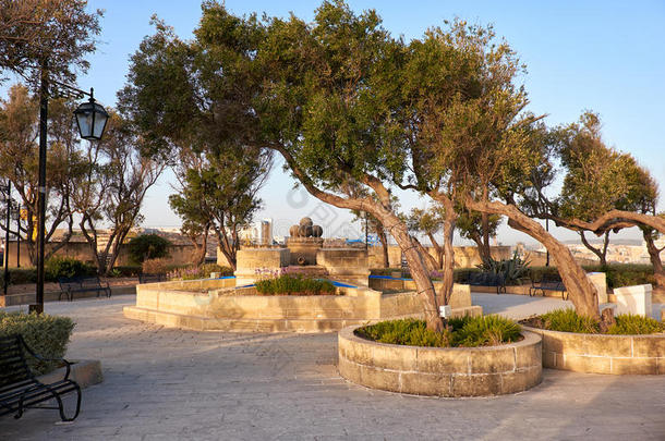 清晨乔拉花园在清晨，Senglea，马耳他