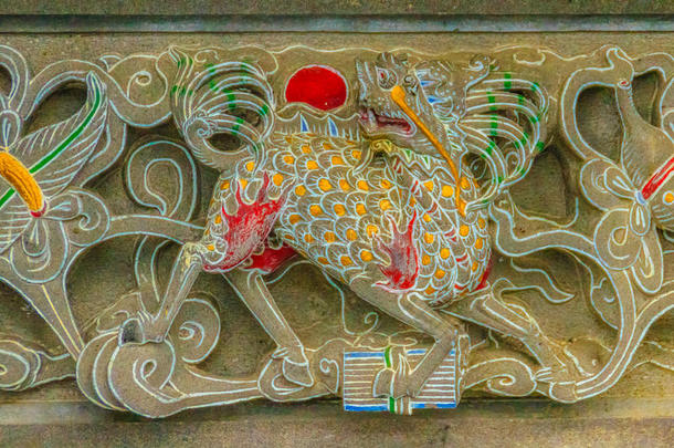详细的<strong>中国设计</strong>与神雕像在黄金，包括墙壁
