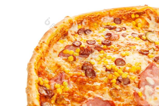 美味的经典意大利比萨饼碎片，火腿，香肠，玉米，黄瓜和奶酪