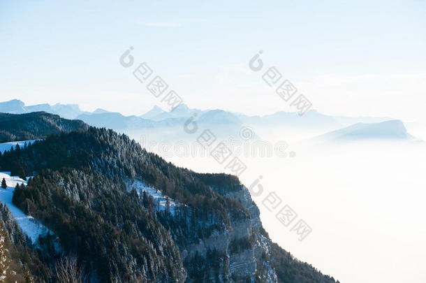 美丽的法国阿尔卑斯山冬季全景空中景观与奇妙的蓝色雾霾多云的背景