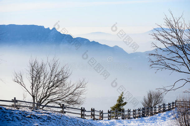 美丽的法国阿尔卑斯山冬季全景空中景观与奇妙的蓝色雾霾多云的背景