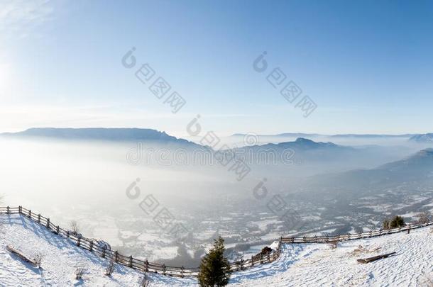 美丽的法国阿尔卑斯山冬季全景空中景观与奇妙的蓝色雾霾多云的背景